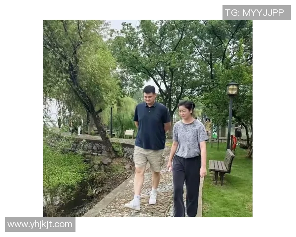 姚明骑机车畅游城市街头展现不一样的运动员风采与生活乐趣